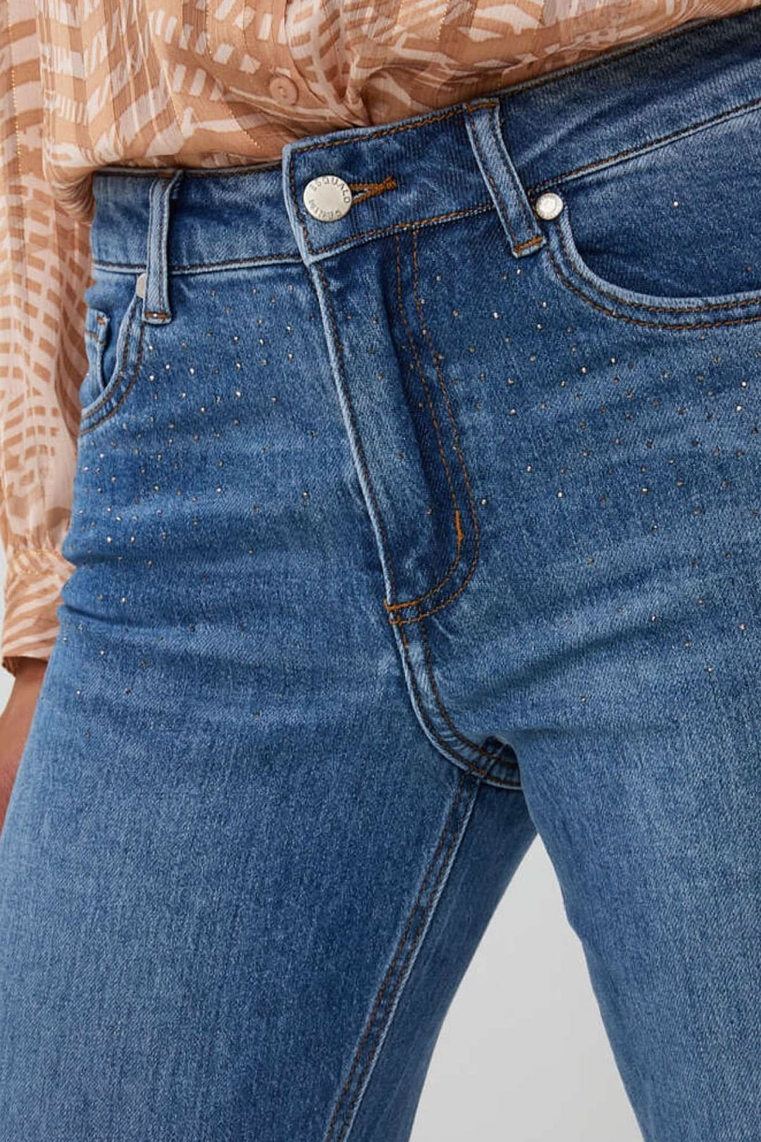 Jean à coupe droite avec détails scintillants, parfait pour un look casual chic.