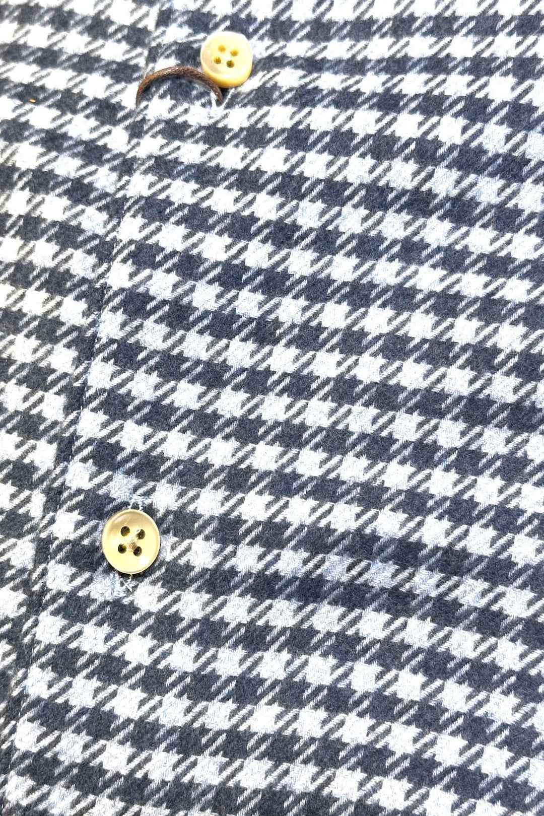 Chemise en flanelle à motif pied-de-poule avec boutons en nacre, col cut away, élégante pour style polyvalent.