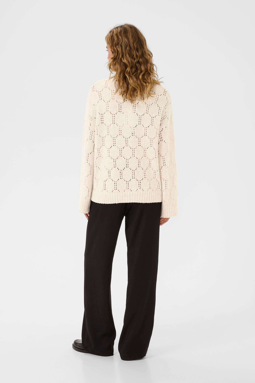 Femme portant un Chandail Zilla ajouré à demi-fermeture éclair, motif ajouré, idéal pour un look chic et décontracté, vu de dos.