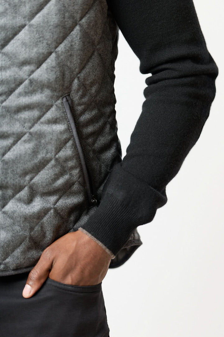 Veste sans manches matelassée en laine à motif chevrons pour look urbain élégant.