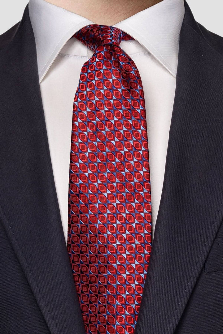 Cravate en soie Eton rouge avec motif géométrique, parfaite pour des tenues élégantes et formelles.
