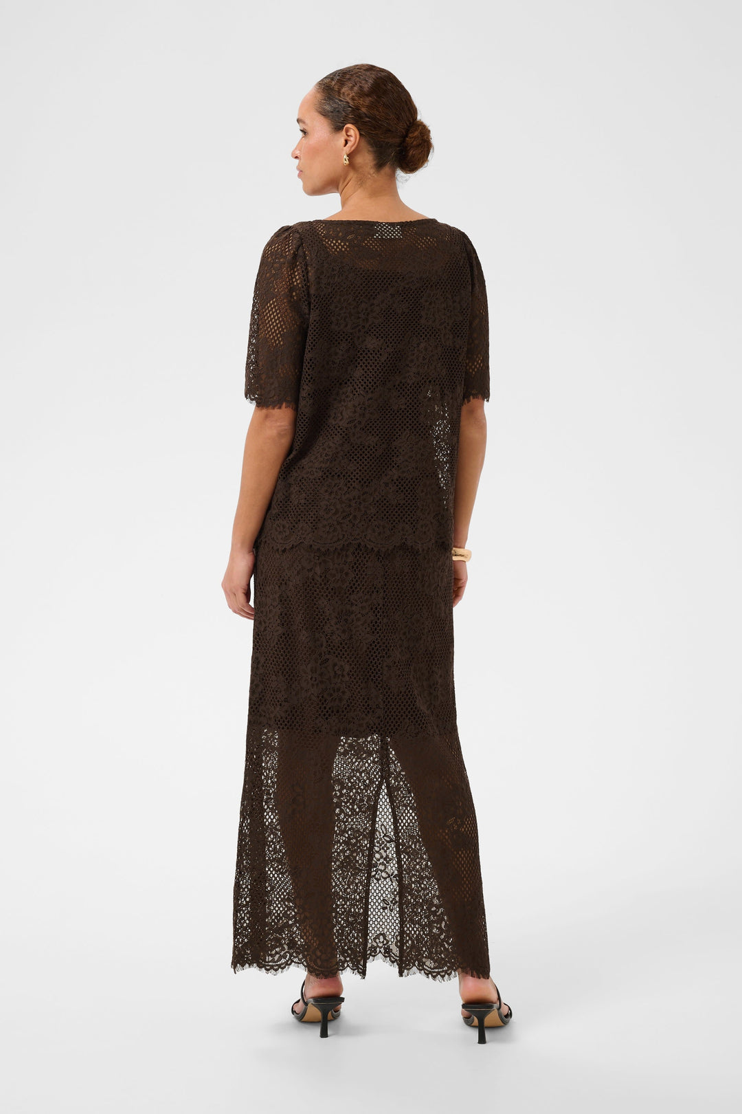 Front view of the Cornelia floral lace T-shirt by Kaffe Pink for women, with embroidered details - Valérie Simon