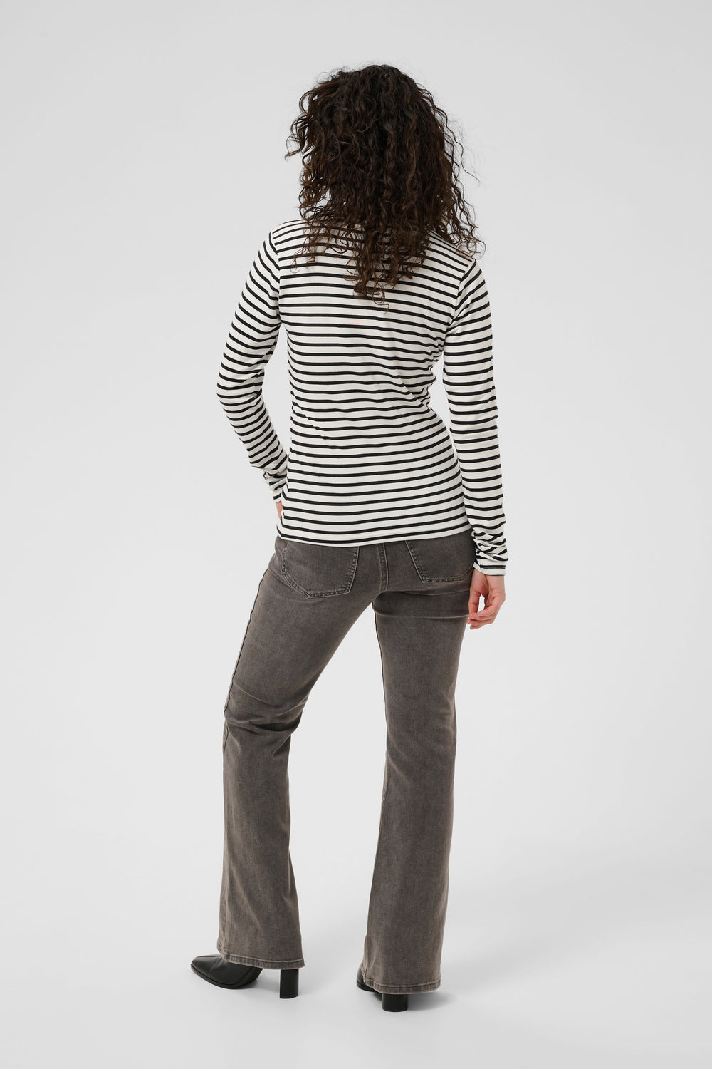 Vue portée T-shirt rayé à manches longues Kaffe pour femme blanc et bleu avec motif distinctif - Valérie Simon
