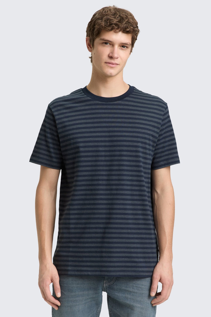 Vue de face t-shirt rayé minimaliste Tom Tailor pour homme blanc et bleu - Valérie Simon