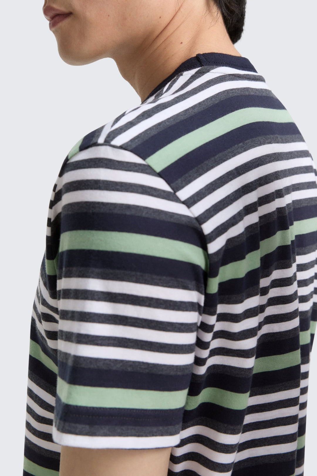 Vue de face T-shirt rayé moderne Tom Tailor pour homme gris rayures - Valérie Simon