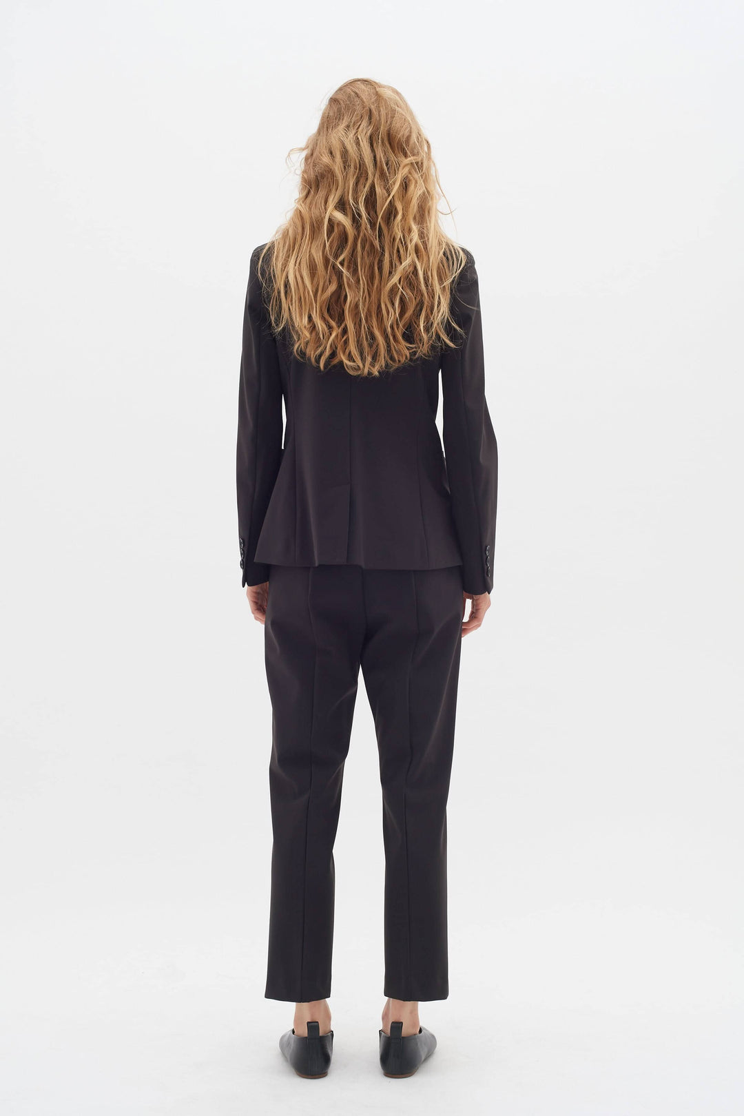 Veston de voyage Zeal vu de dos, en tissu souple et confortable, associé à un pantalon assorti.