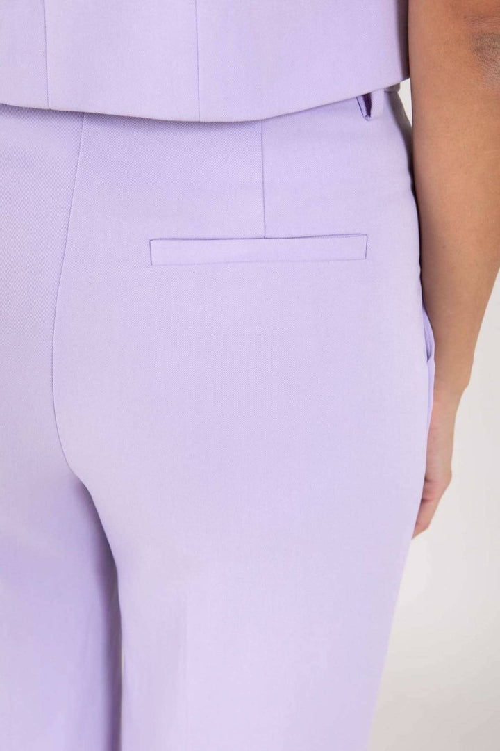 Vue arrière d'un pantalon à jambes larges lilas avec fausse poche, idéal pour des occasions élégantes.