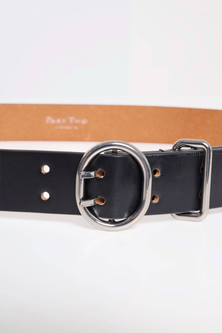 Ceinture en cuir noir avec boucle en métal, design moderne et réglable pour un ajustement parfait.