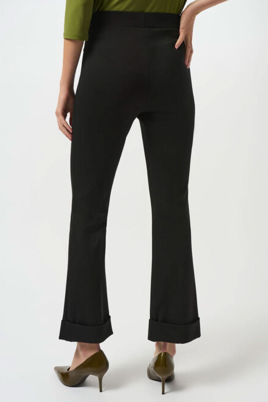 Pantalon classique évasé noir avec ourlet retourné, vue arrière, style élégant et polyvalent.