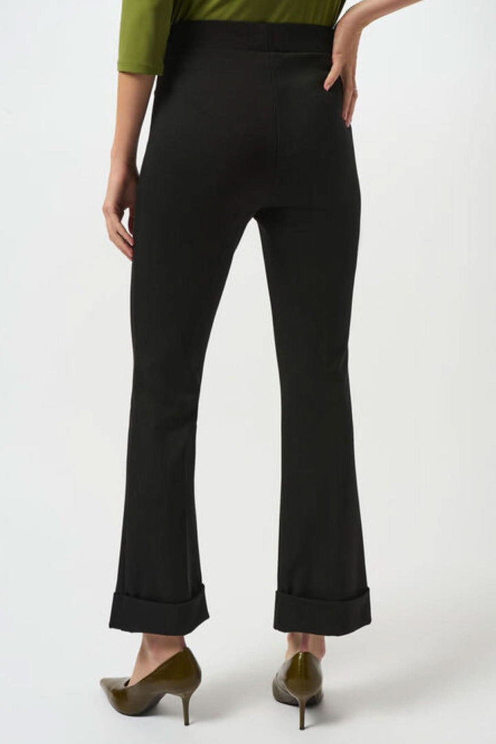 Pantalon classique évasé noir avec ourlet retourné, vue arrière, style élégant et polyvalent.