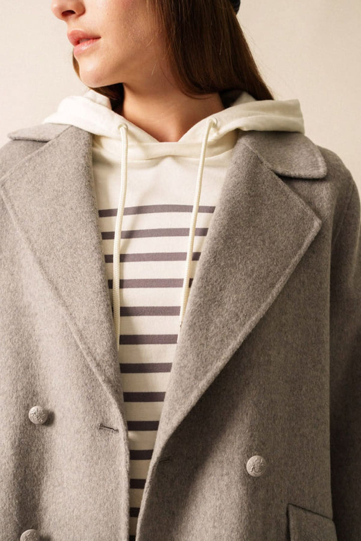 Femme portant un caban en laine, Caban STE ELINA, avec col tailleur et boutons blason, style nautique élégant.