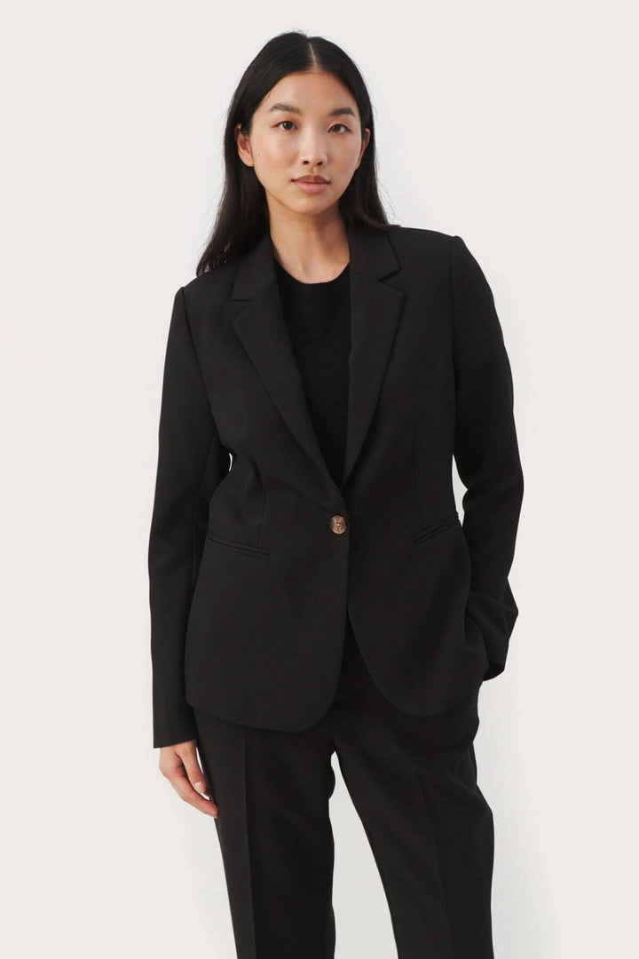 Veston souple Taylor classique noir, cintré à simple boutonnage, avec encolure col haut et manches longues.