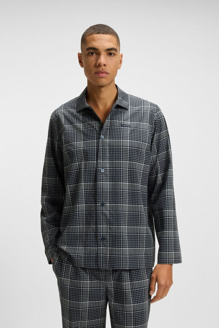 Homme portant Pyjama à carreaux en coton et lyocell BOSS, motif classique, élégant et confortable, idéal pour les nuits fraîches.