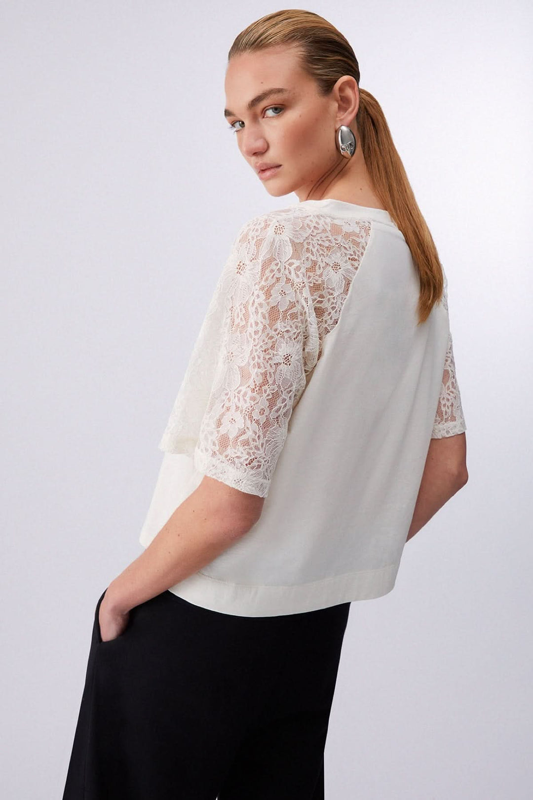 T-shirt à col en V avec manches en dentelle