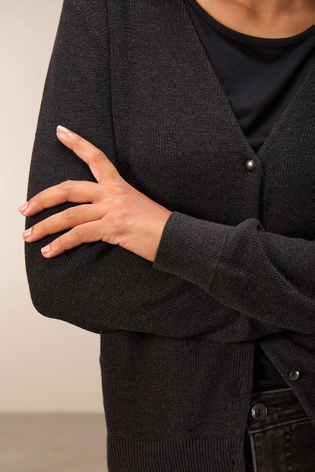 Cardigan simple à manches longues en maille fine, encolure en V, coupe droite, avec boutons-pression, élégant et confortable.