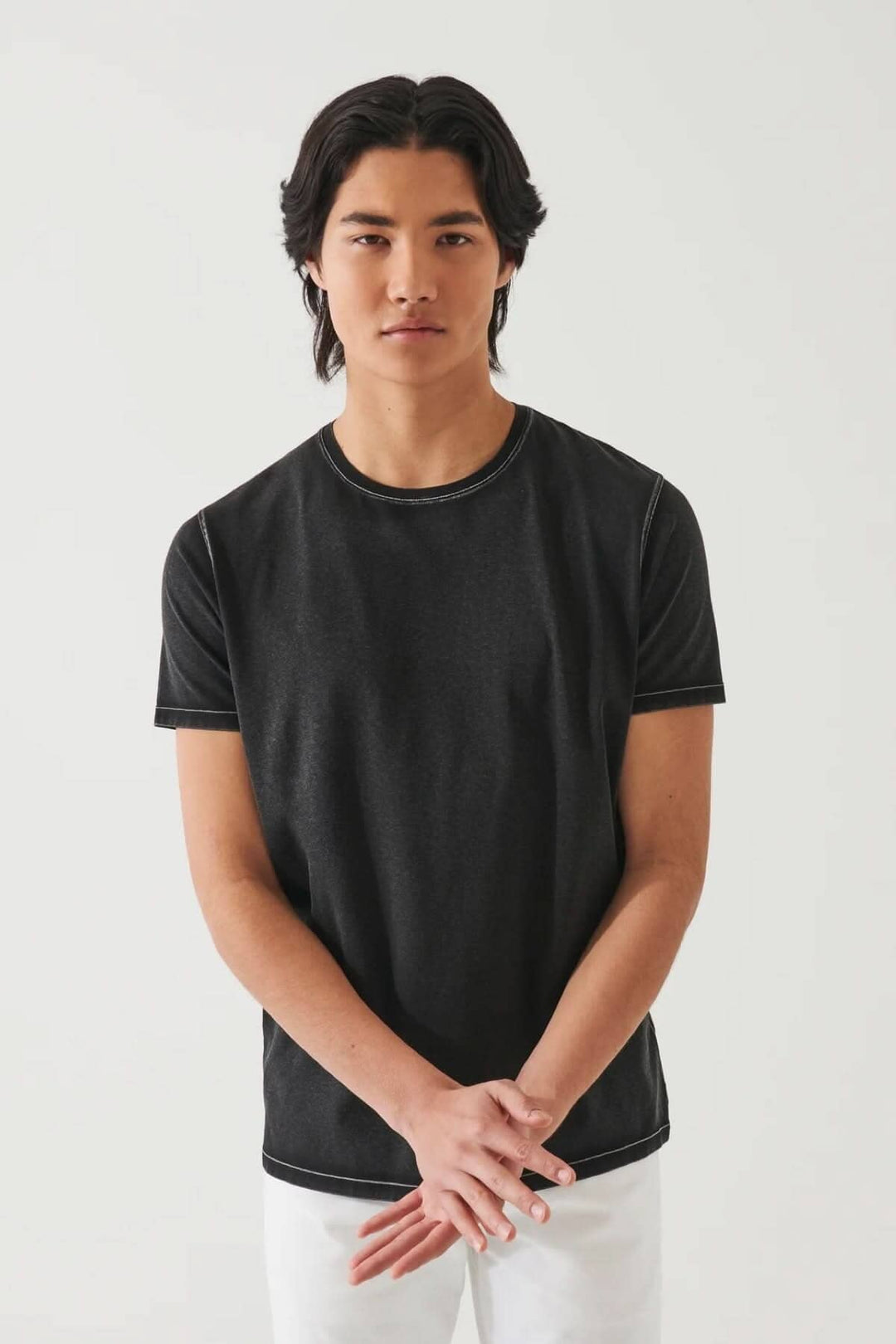 T-shirt stretch vintage wash noir, à manches courtes et col ras du cou, style délavé moderne.