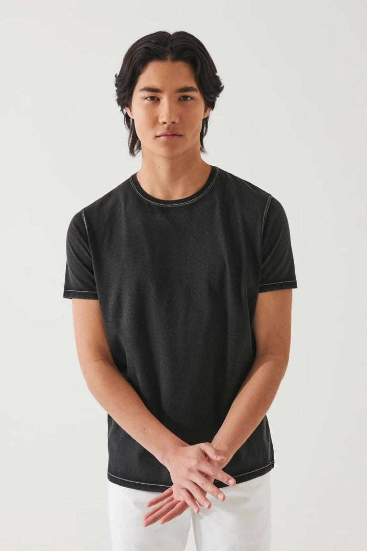 T-shirt stretch vintage wash noir, à manches courtes et col ras du cou, style délavé moderne.