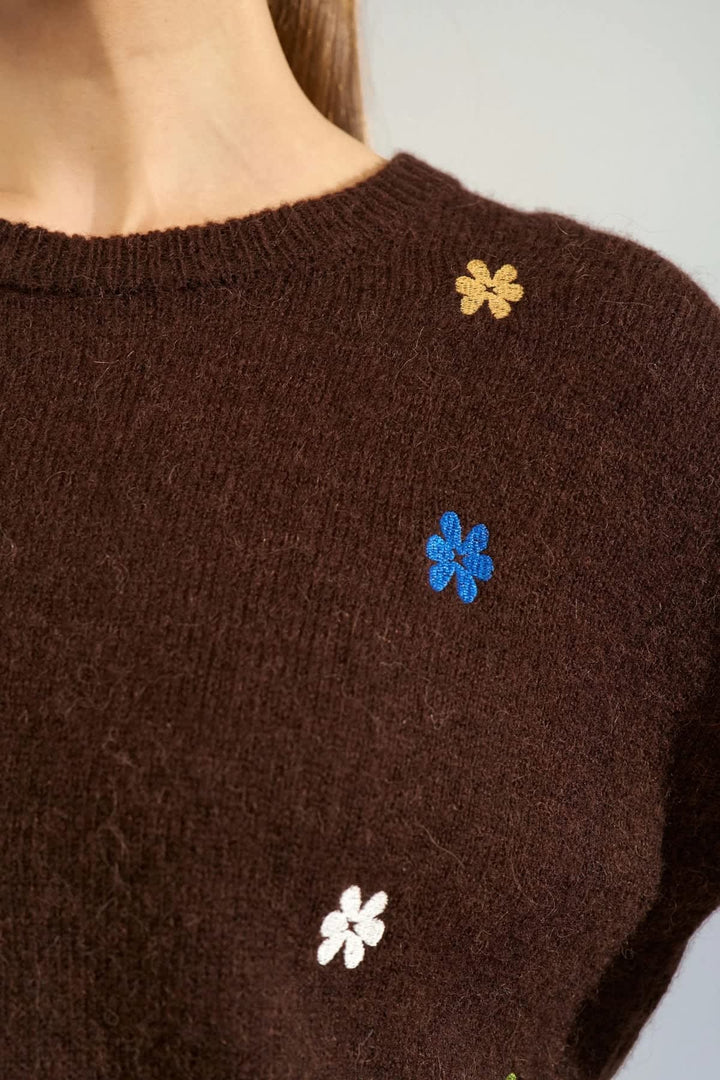 Tricot à fleurs brodées vue de face pour femme Numph