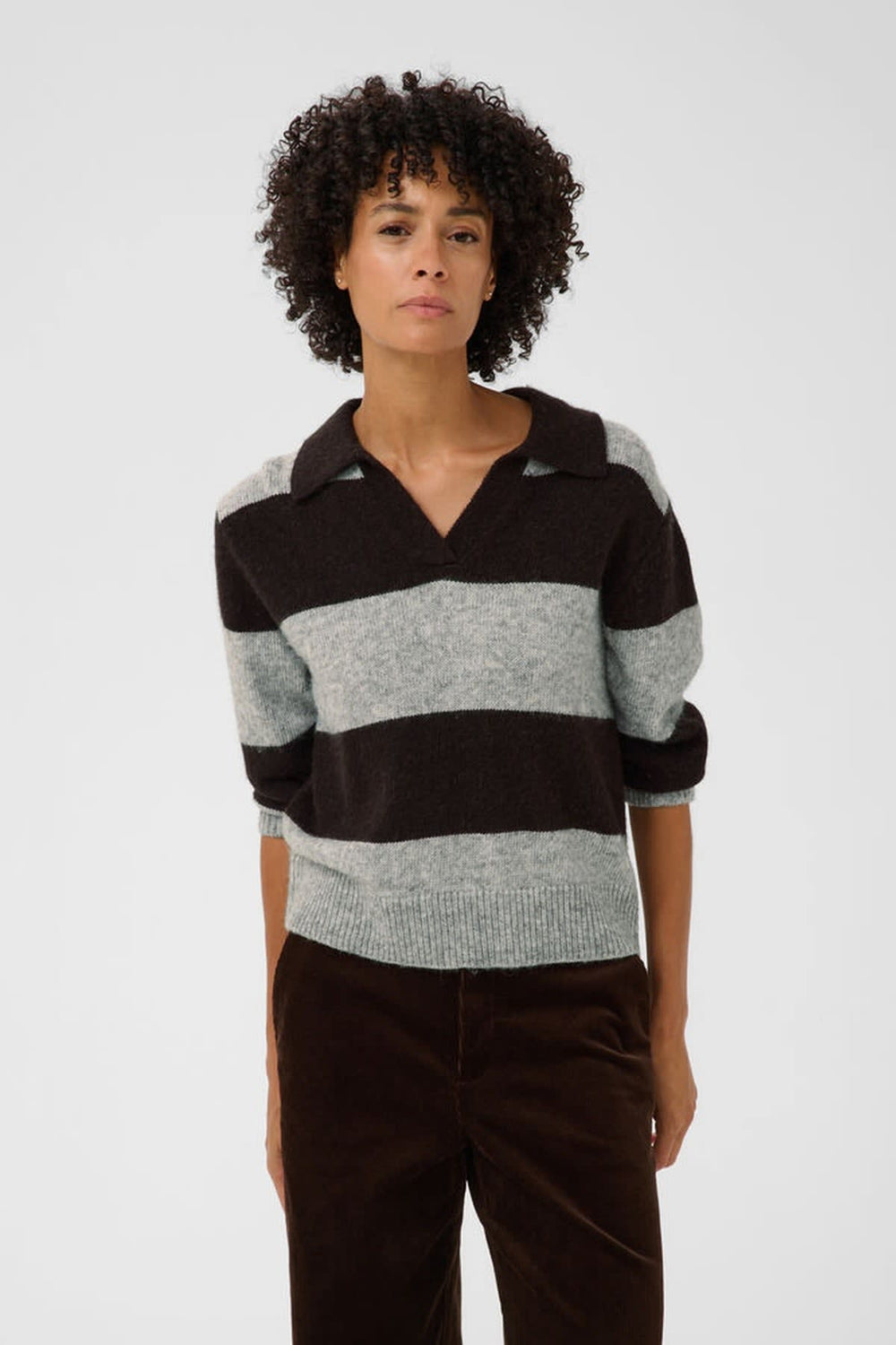 Vue de côté tricot col polo Part Two pour femme beige avec détails côtelés - Valérie Simon