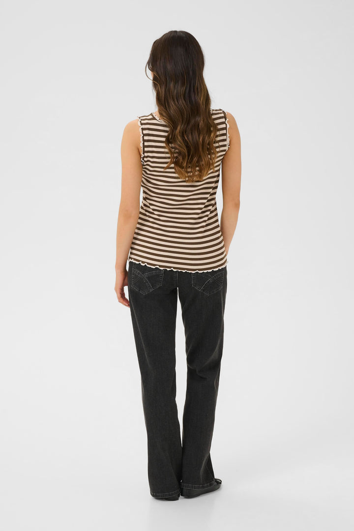 Camisole rayée en tricot côtelé avec finitions ondulées, portée avec un jean noir.