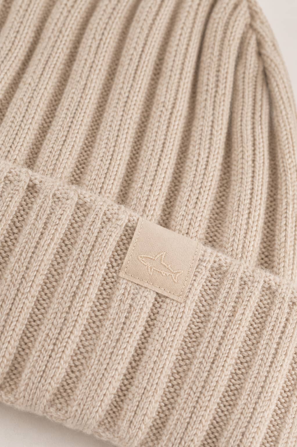 Detailed view of the Paul and Shark blue ribbed beanie for men with logo on the front - Valérie Simon