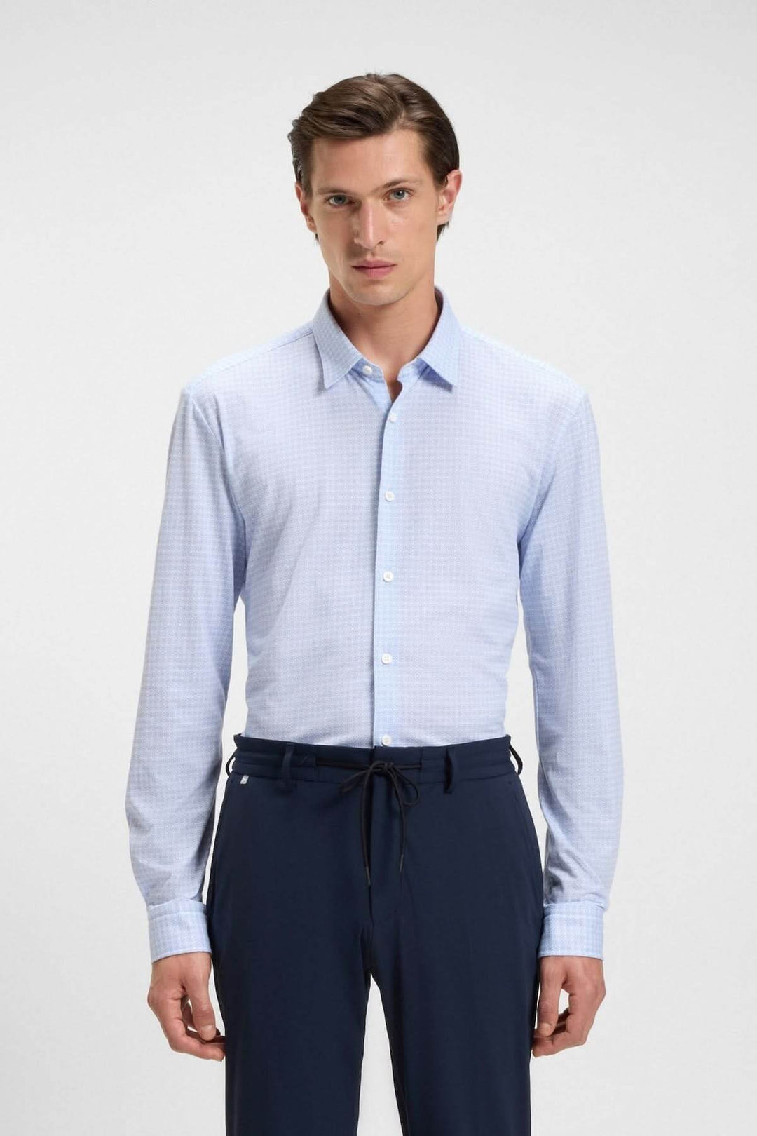 Homme portant la Chemise à motif moderne Roan Kent, coupe ajustée, col Kent classique, idéale pour un look raffiné et confortable.