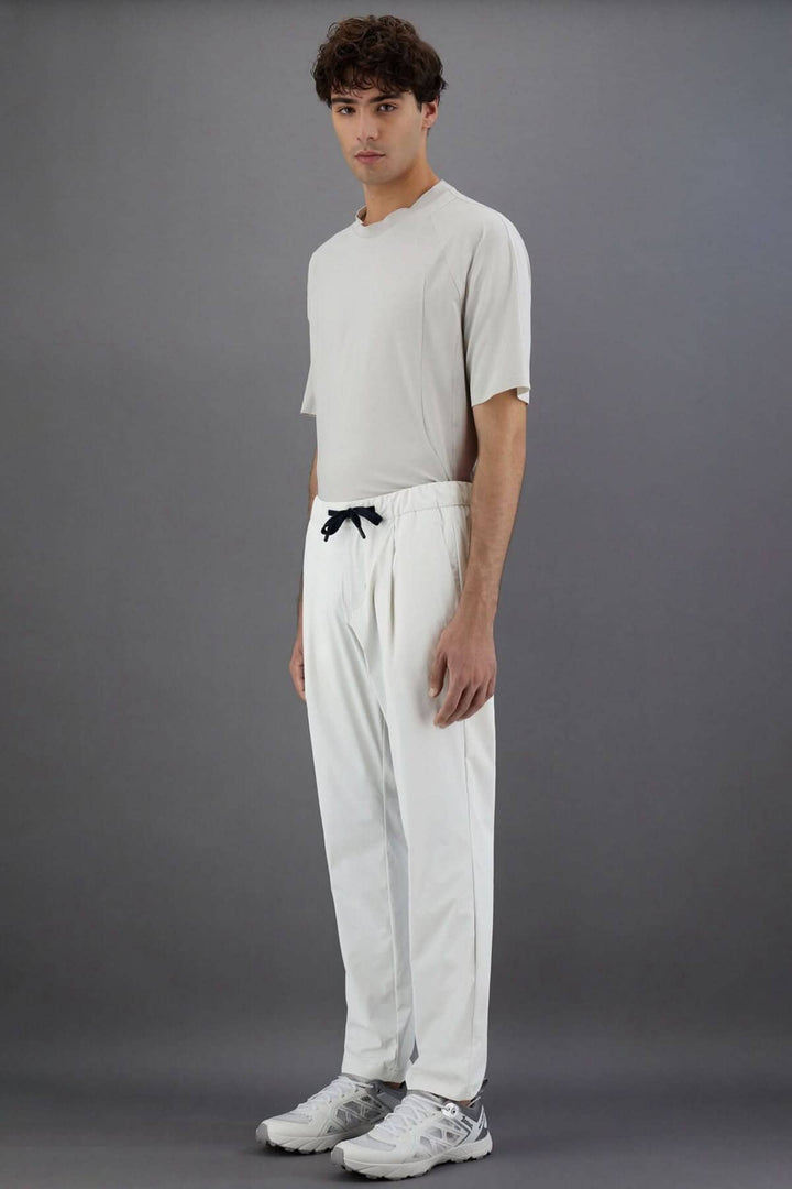 Homme portant un pantalon Laminar en nylon avec cordon de serrage, style sportif et sophistiqué.