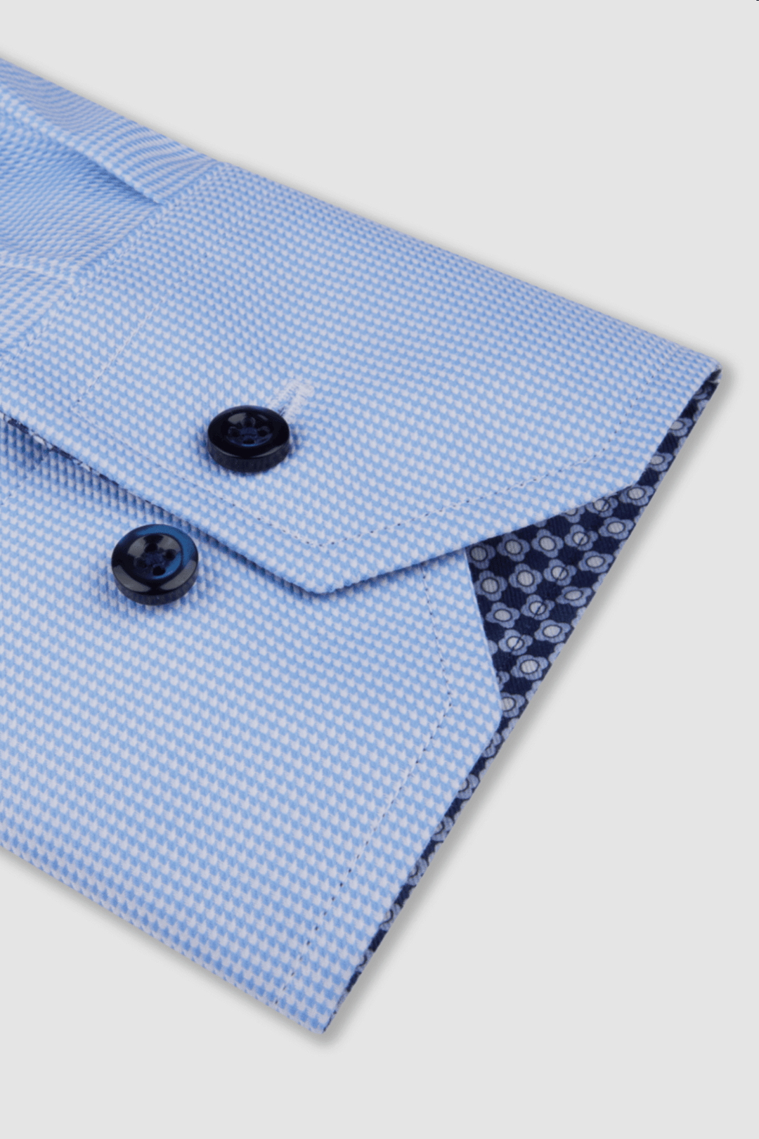 Col et poignets de chemise en sergé contrasté avec micro-motif élégant, finition moderne.