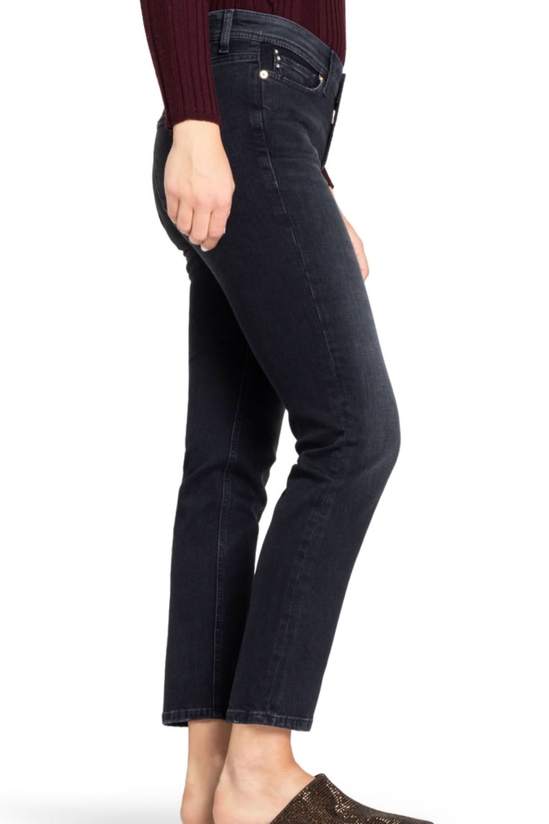 Jean coupe slim pour femme en denim extensible, longueur raccourcie, idéal pour des tenues de bureau et sorties décontractées.