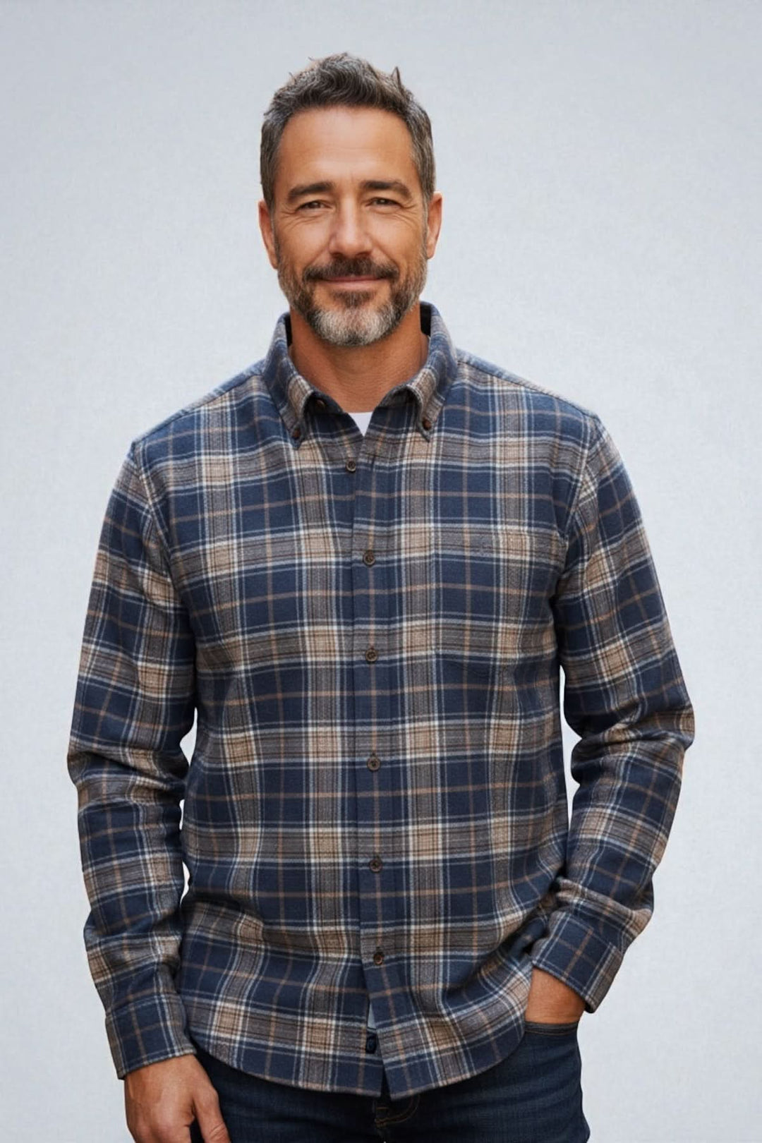 Homme portant une chemise à carreaux en flanelle douce pour un look décontracté et sophistiqué, col boutonné et boutons en nacre.