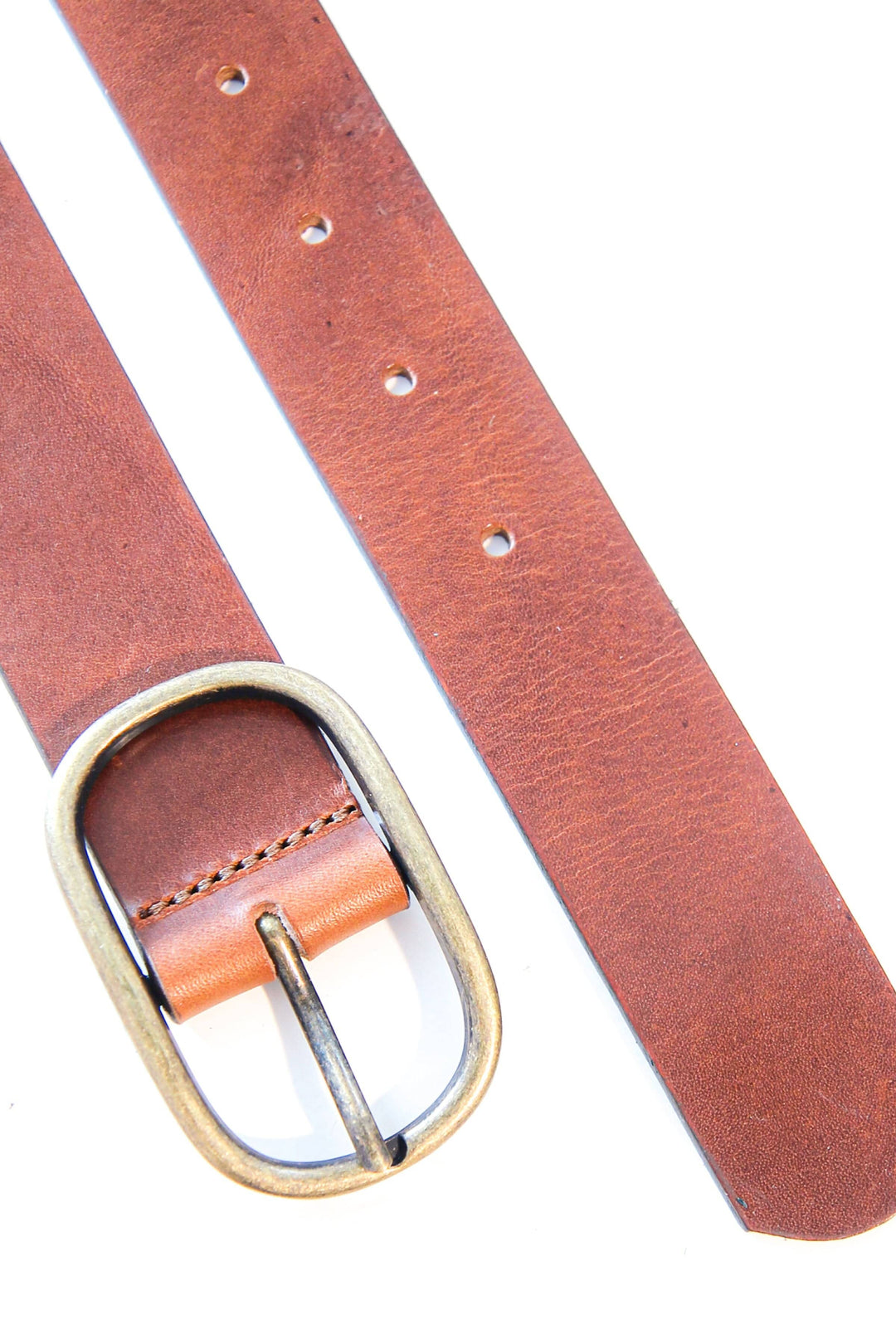 Ceinture simple en cuir marron avec boucle ovale, parfaite pour toutes les tenues.
