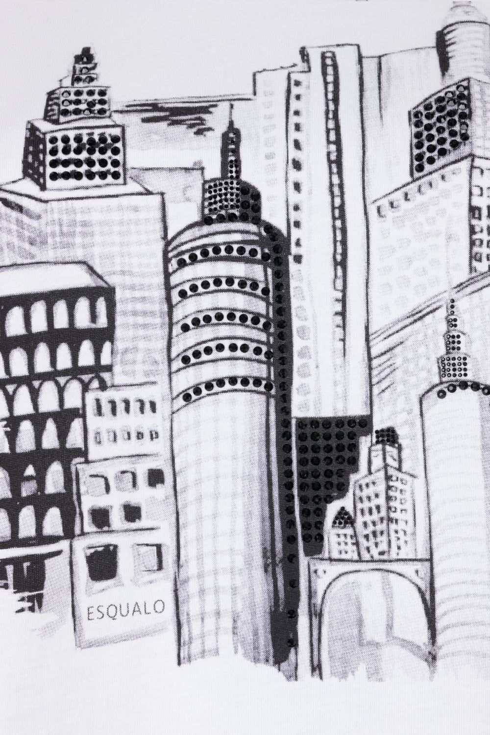 Impression graphique de la ville sur un t-shirt, avec des bâtiments en noir et blanc pour un style urbain.