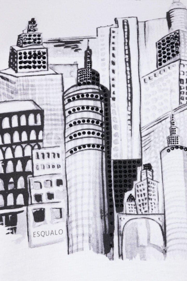 Impression graphique de la ville sur un t-shirt, avec des bâtiments en noir et blanc pour un style urbain.
