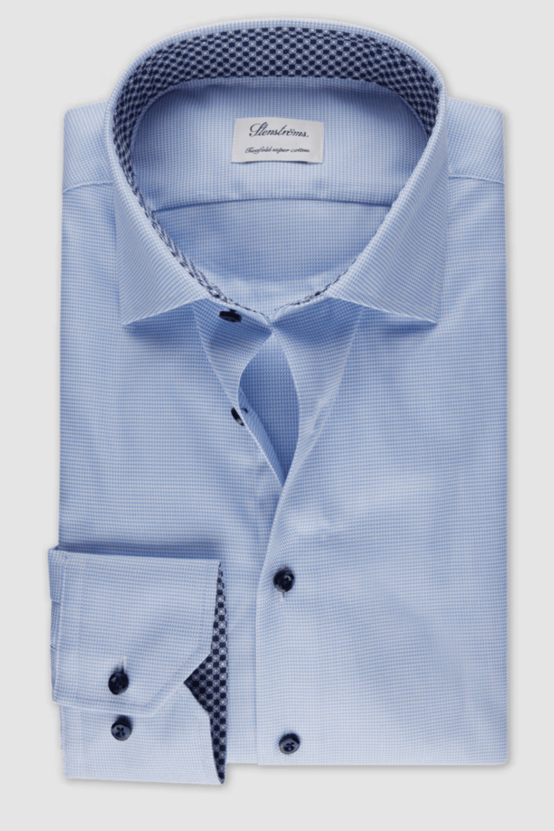 Chemise en sergé bleu avec col contrasté et poignets, élégante et moderne, idéale pour un style chic.