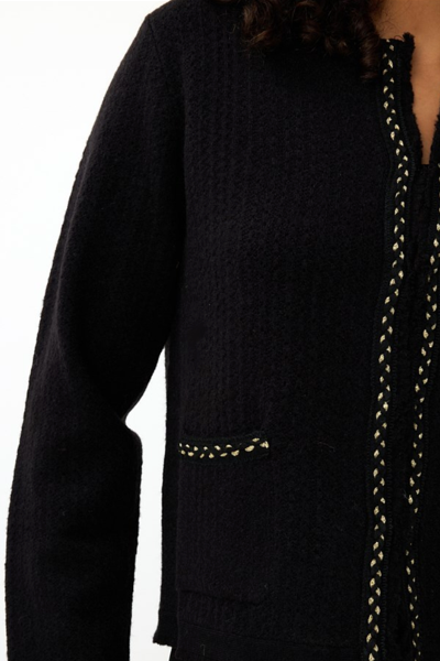 Cardigan chic noir avec détails contrastants et coupe structurée, idéal pour un look professionnel.