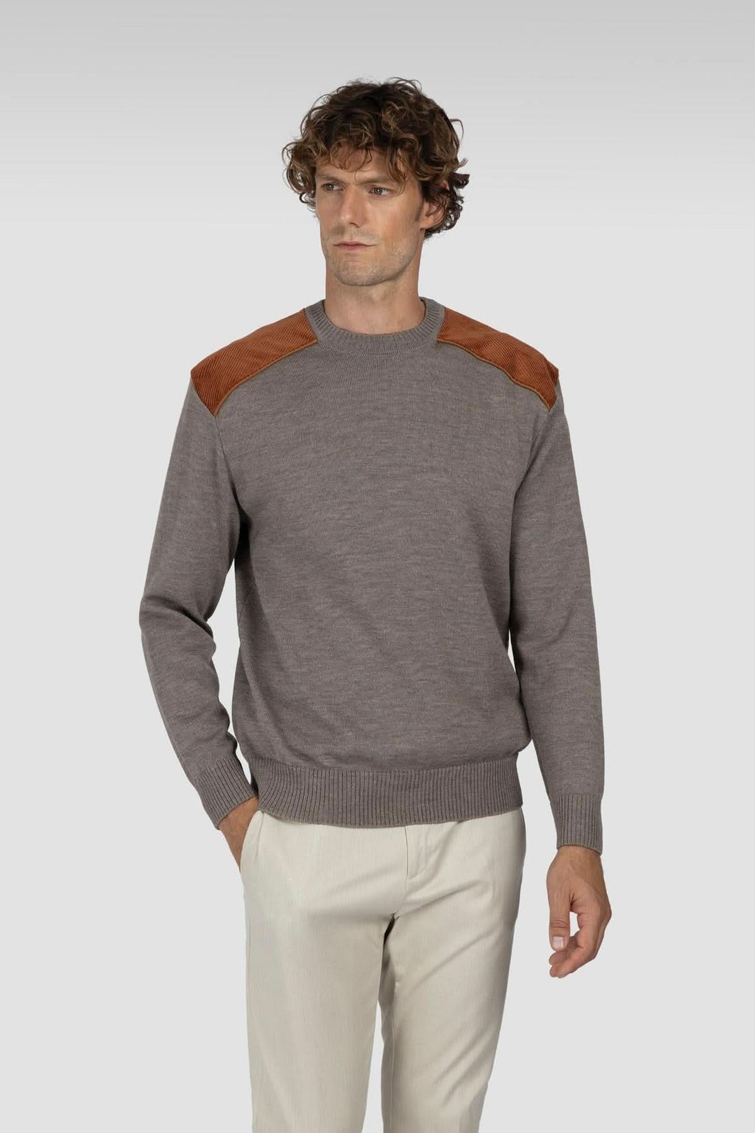 Chandail en laine mérinos gris avec empiècements en cuir sur les épaules, style élégant et décontracté.