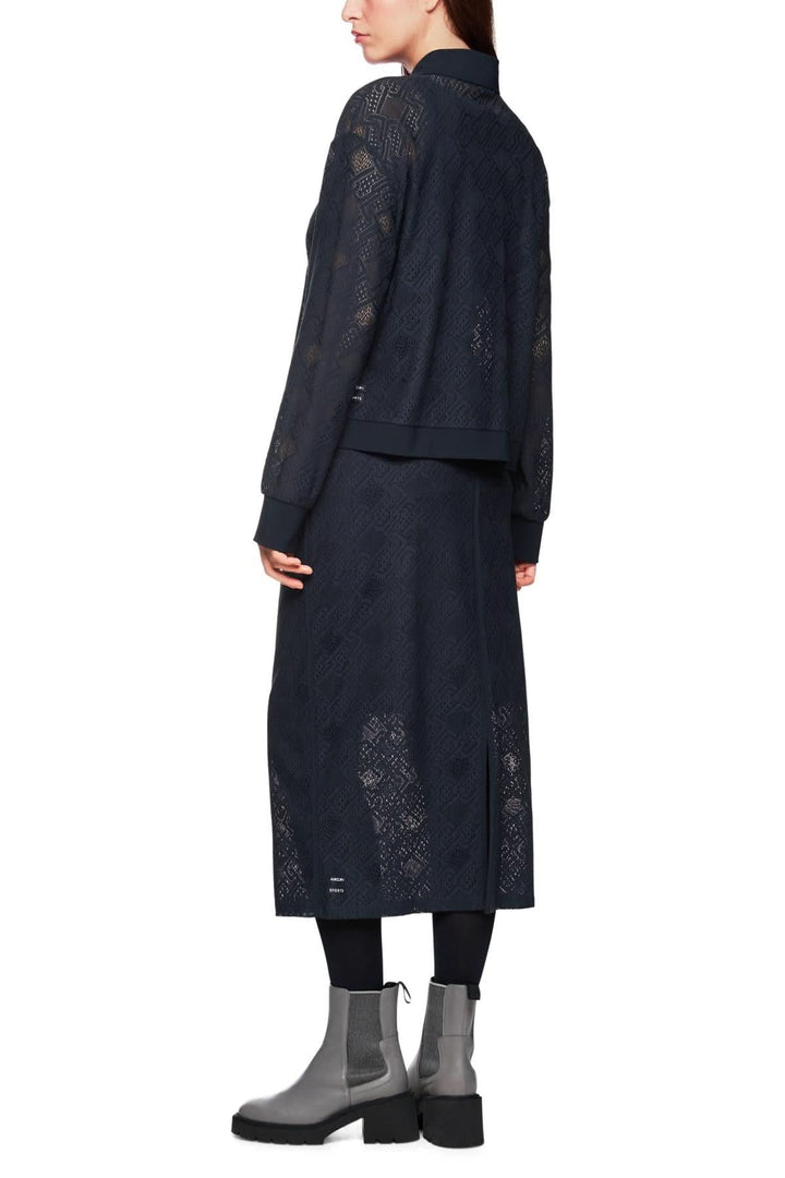 Chemise en dentelle ajourée avec un look sportif, portée avec un pantalon, vue de dos.