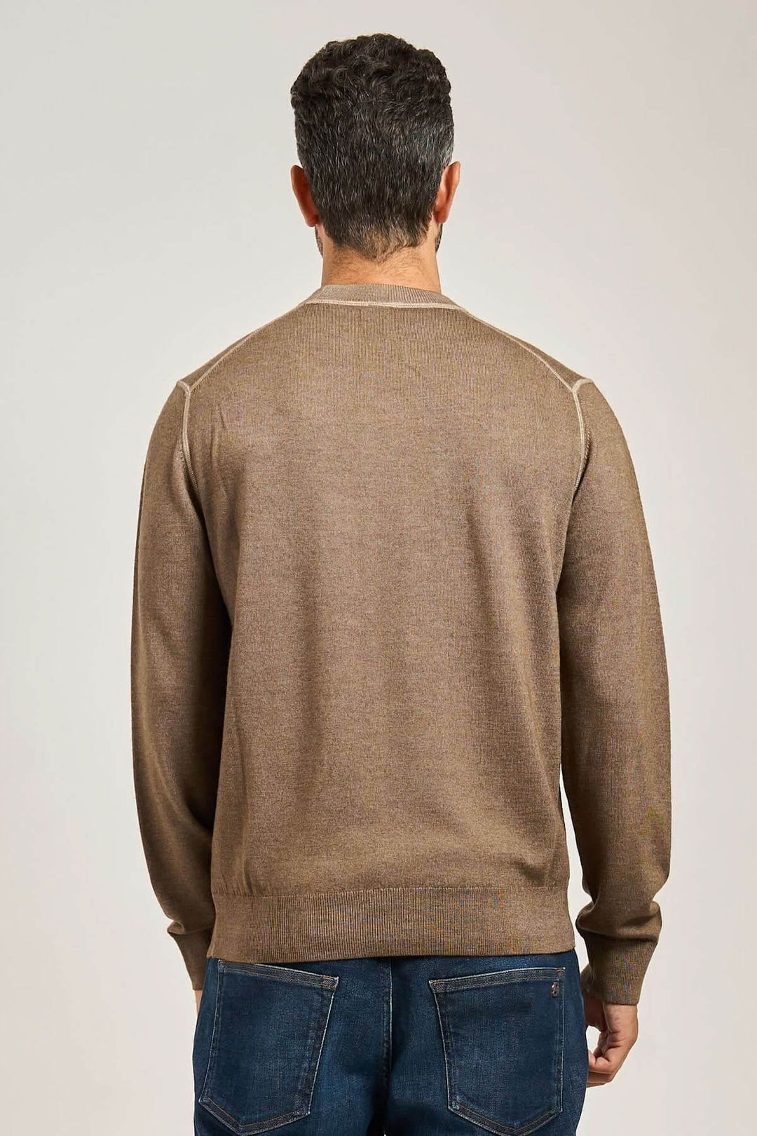 Homme portant un chandail en laine vierge à col rond vu de dos, confection BOSS Orange, couleur marron, manches longues, détails côtelés.