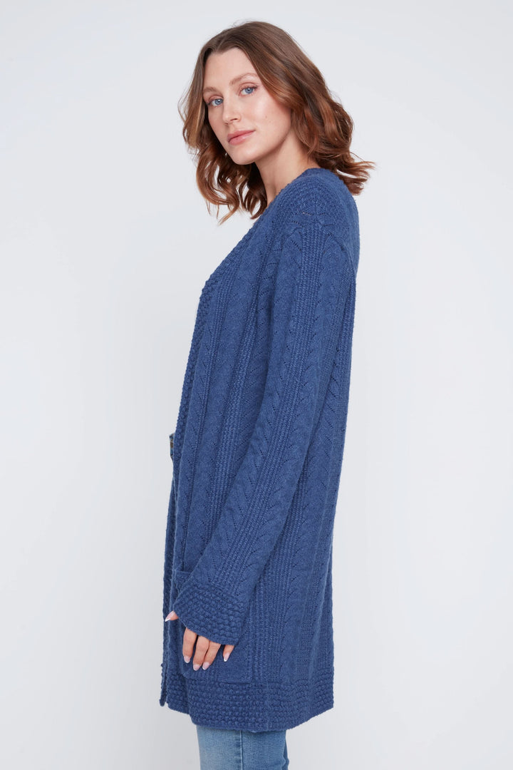 Cardigan long à manches longues en maille torsadée et texturée, coupe ouverte, coloris bleu.
