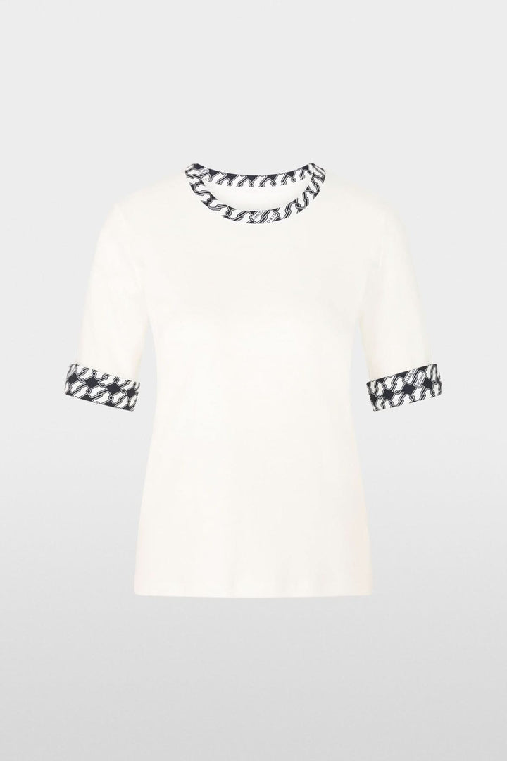 T-shirt en jersey blanc avec encolure ronde et manches mi-longues imprimées, look décontracté et chic.