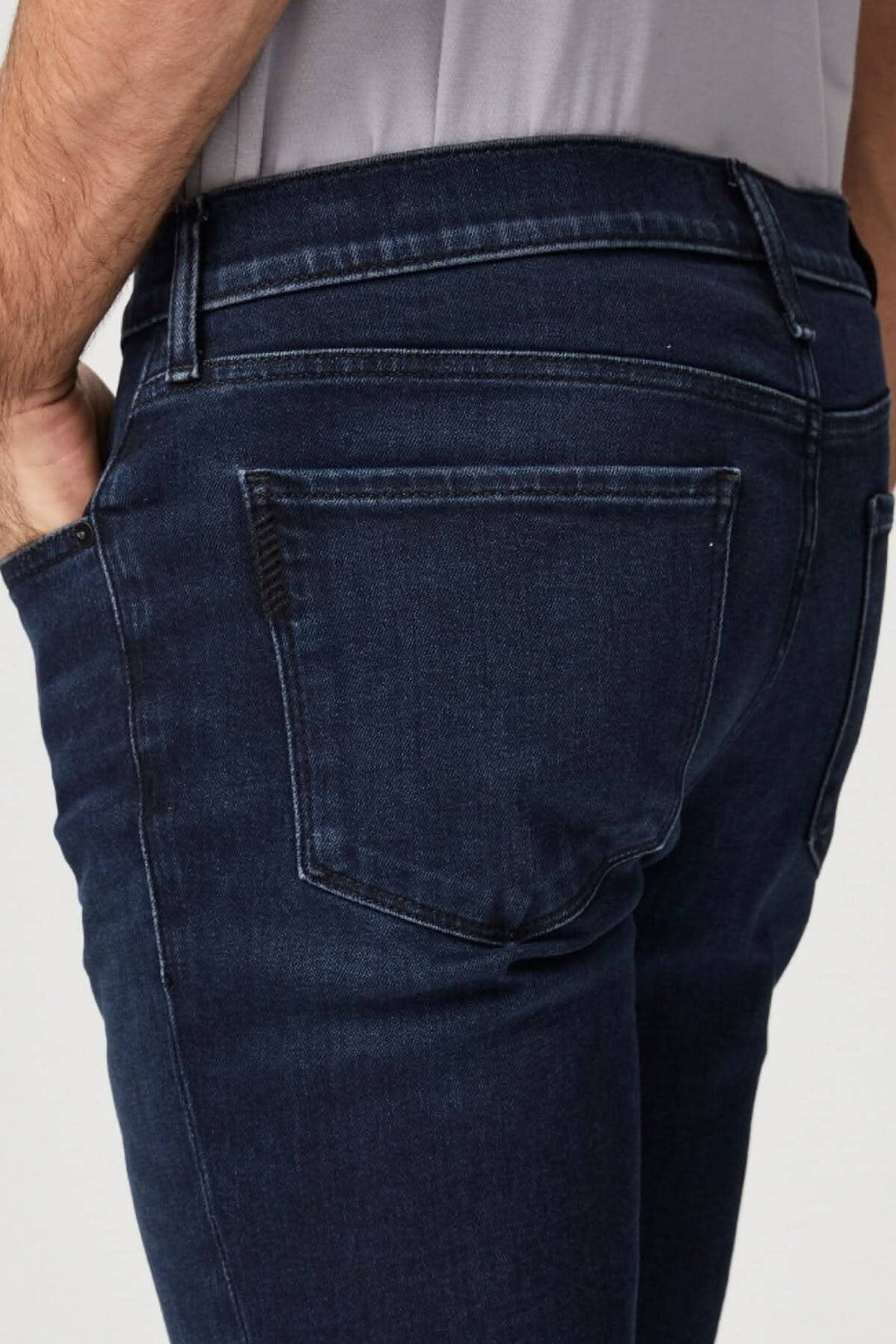 Jean Lennox Conteras, coupe slim en denim indigo foncé avec détail de poche arrière.