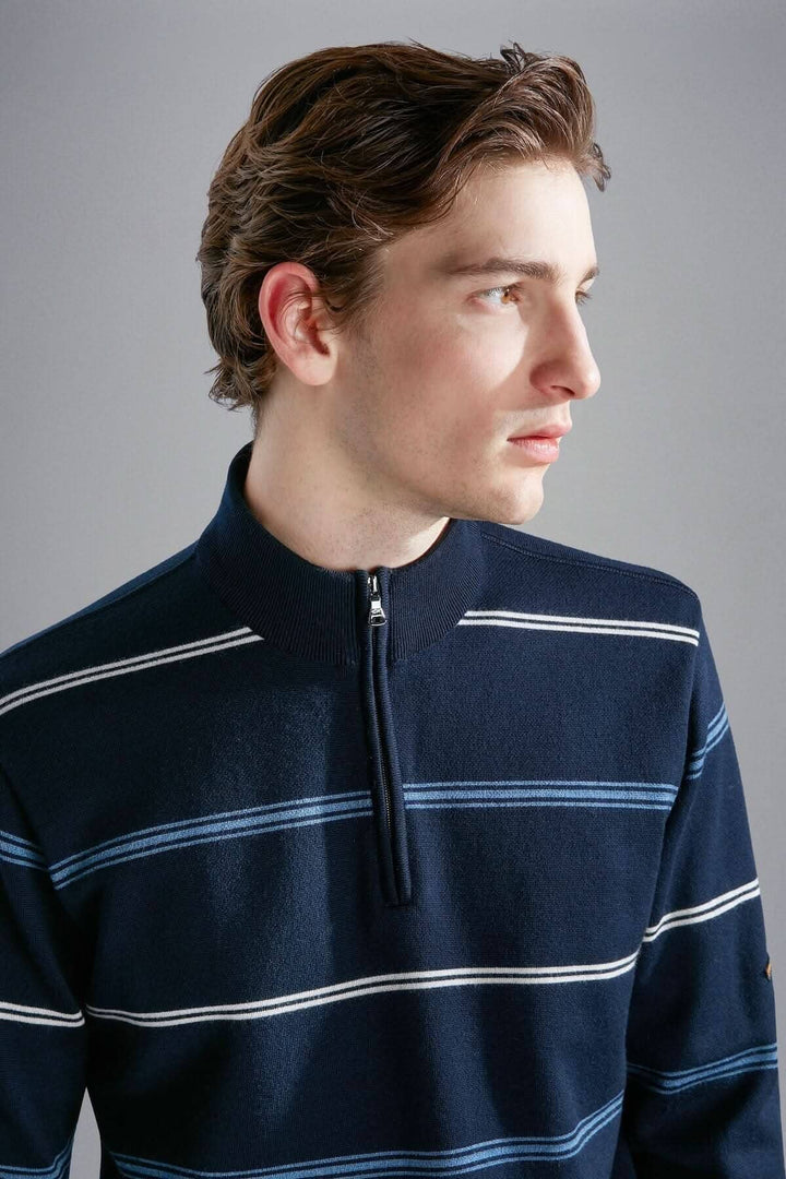 Chandail en laine à demi-zip, rayé bleu marine et blanc, idéal pour une tenue décontractée ou formelle.