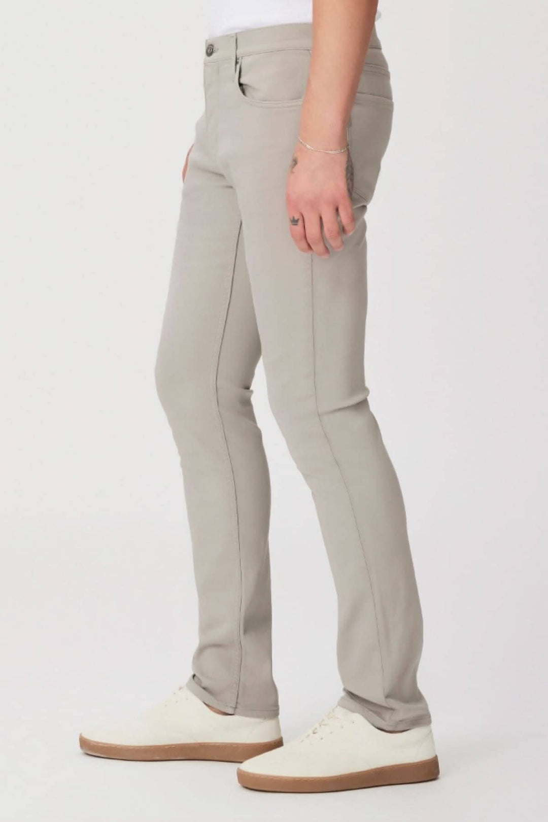 Jean Lennox Static Grey en coupe slim, couleur gris clair, parfait pour un look moderne et confortable.