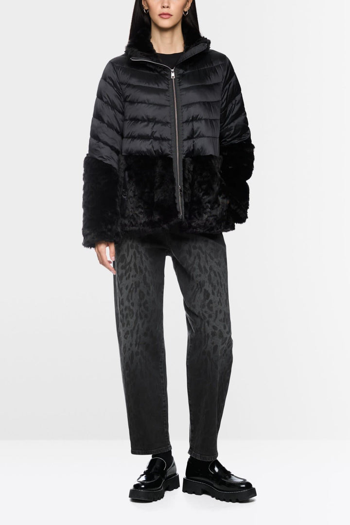 Veste matelassée avec col en fausse fourrure noire vue de face pour femme Marc Cain