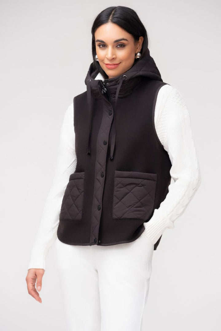 Veste sans manches à capuchon noire matelassée vue de face pour femme Elena Wang