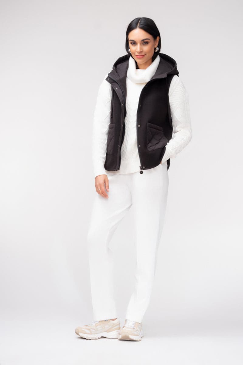 Veste sans manches à capuchon et détails matelassés vue de face pour femme Elena Wang