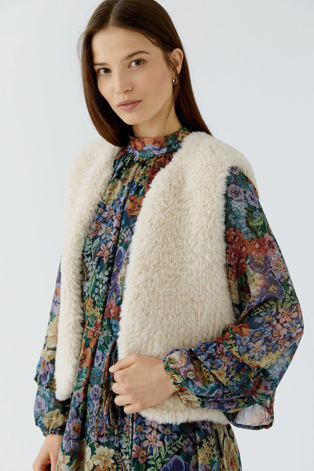 Vue de face veste sans manches effet fourrure beige avec fermetures originales Oui pour femme - Valérie Simon