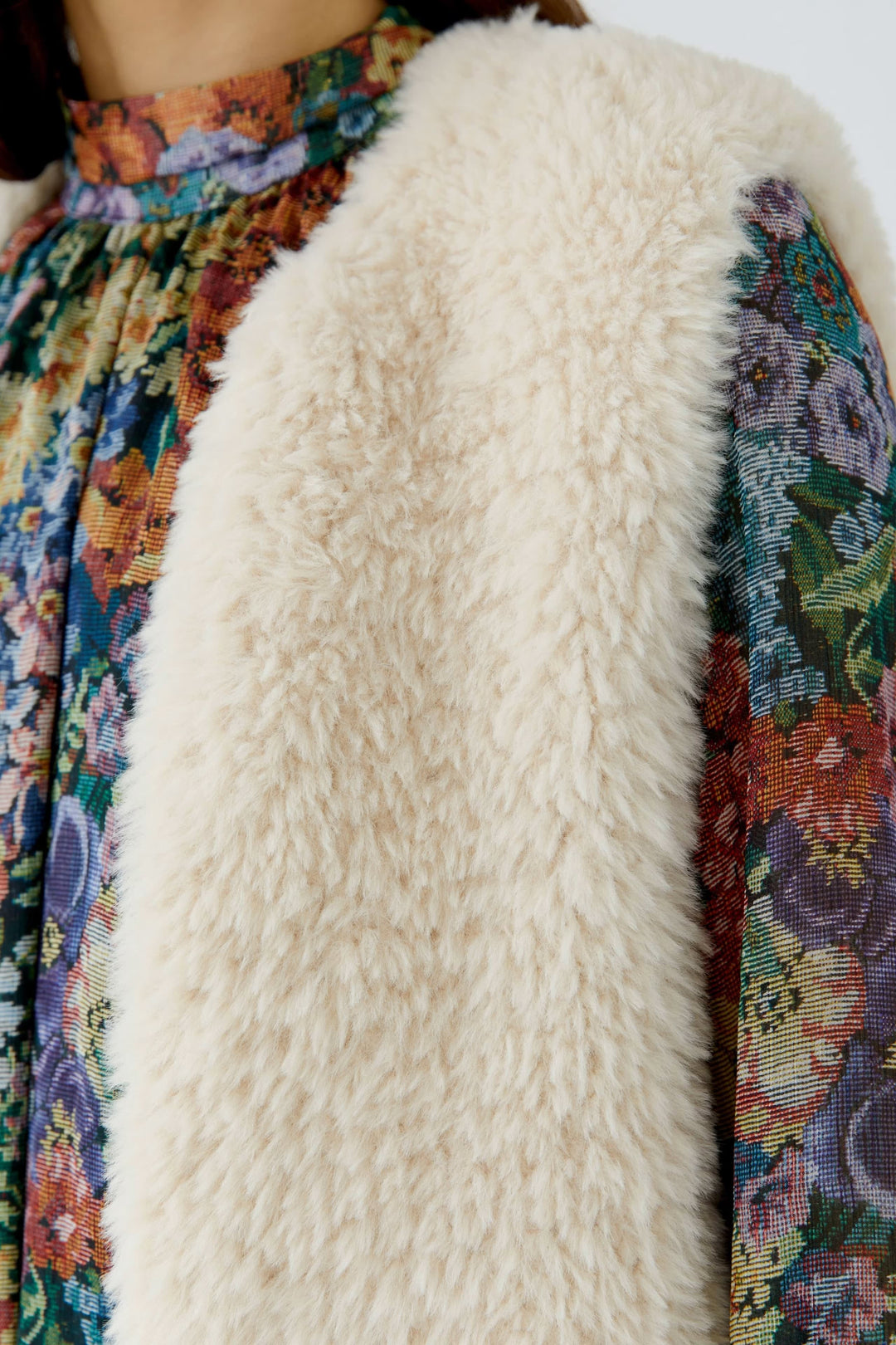 Vue de face veste sans manches effet fourrure beige Oui pour femme - Valérie Simon