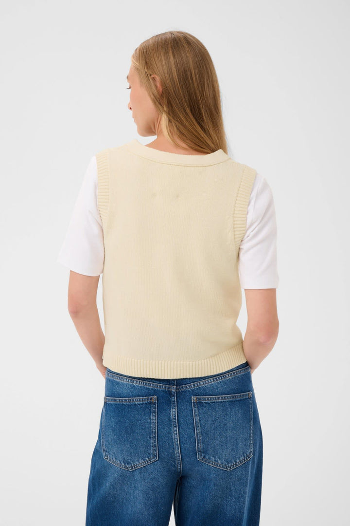 Vue de face veste sans manches en maille torsadée Part Two beige avec détails torsadés distinctifs - Valérie Simon