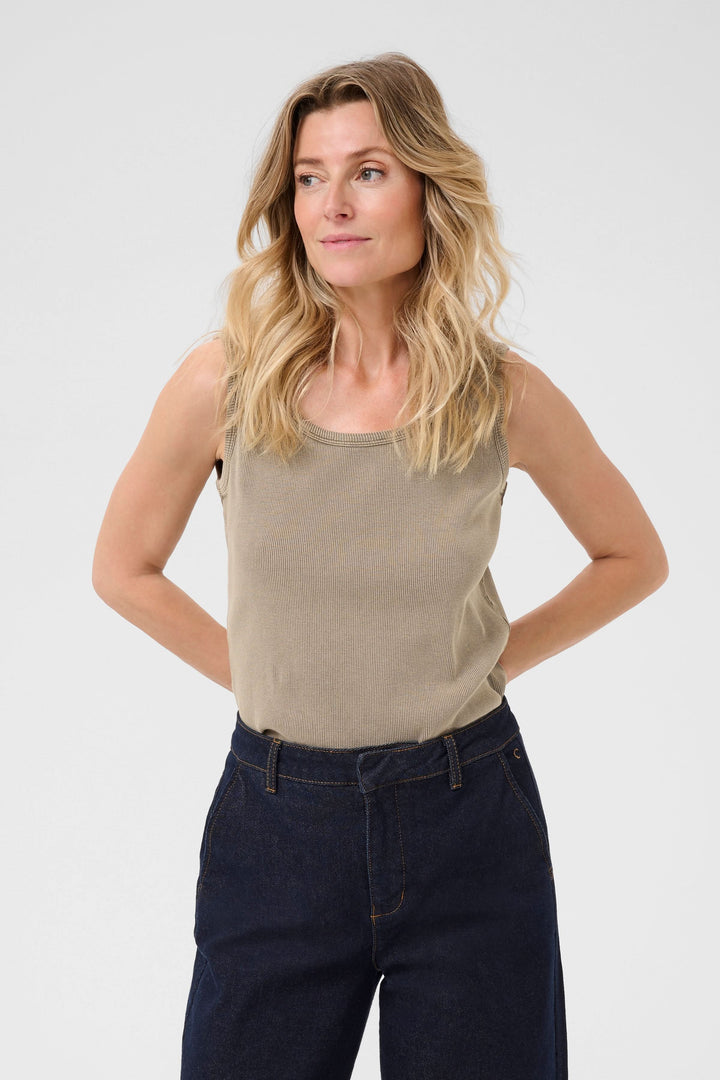 Camisole Talia minimaliste en tricot côtelé sur mannequin, style décontracté avec jean taille haute.
